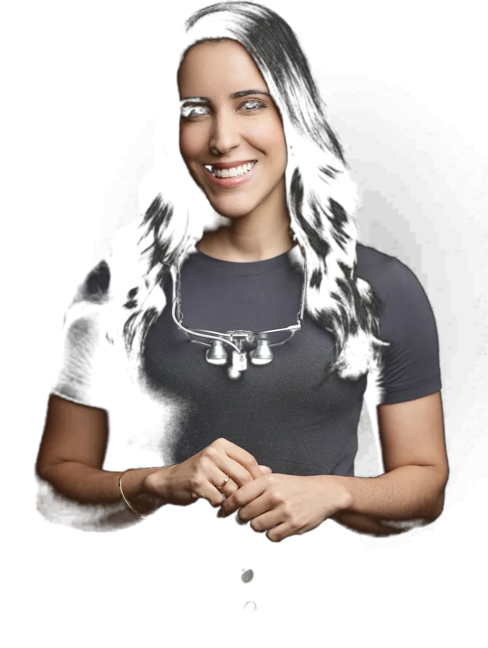 Dra. Rafaela Lantyer, periodontista, sorrindo, com a lupa odontológica no pescoço